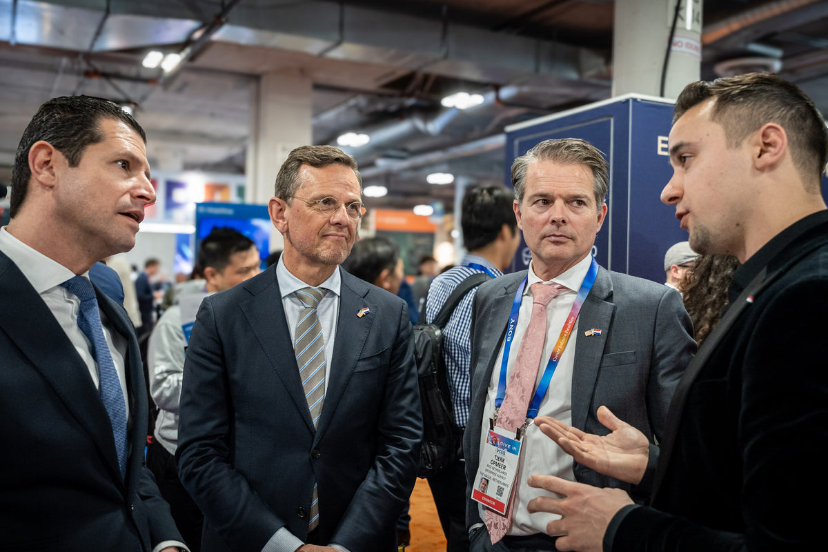 Jardo Stammeshaus explaining Leo to a Dutch government delegation at CES
