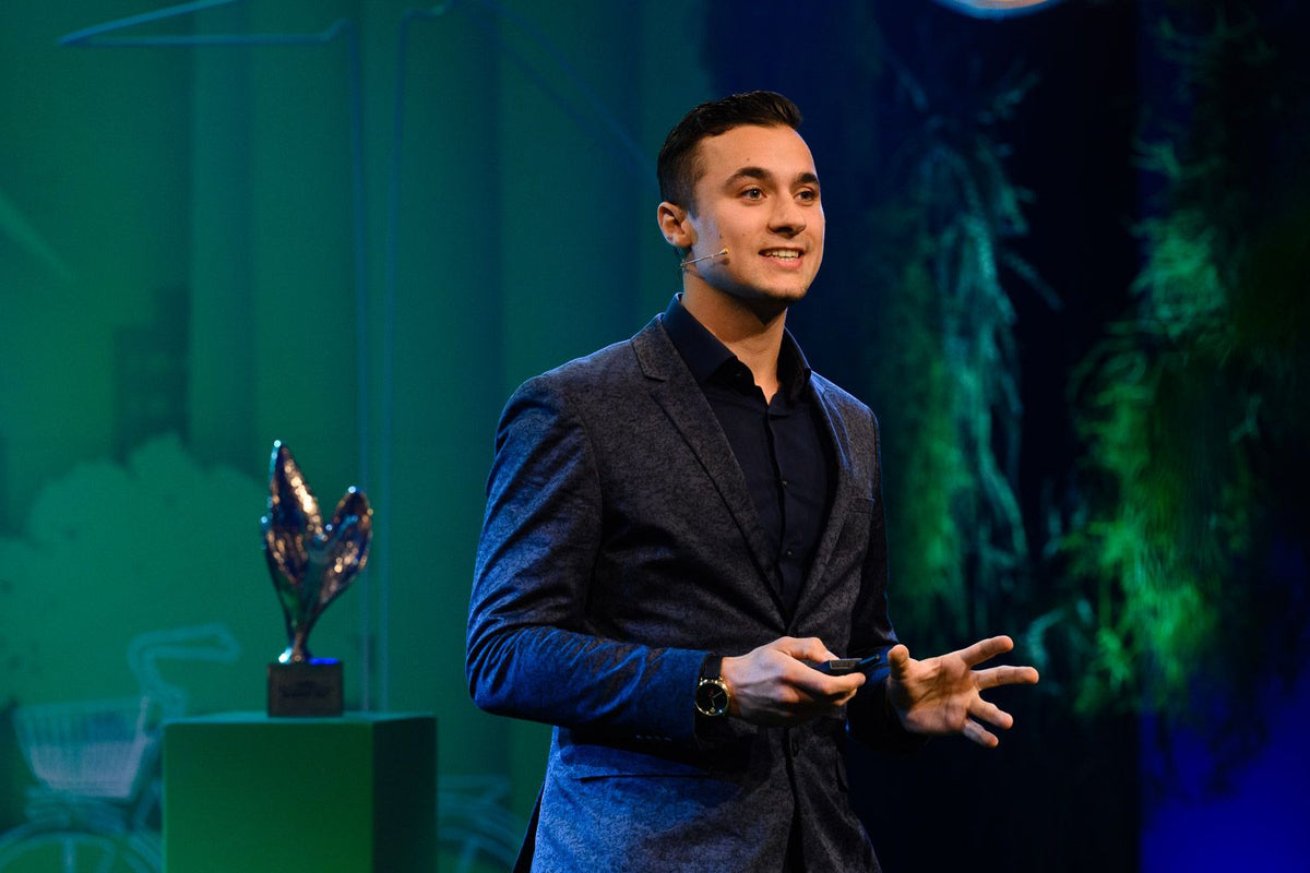 Jardo Stammeshaus on stage next to the trophy at the IFA Berlin x GICA Greentech competition